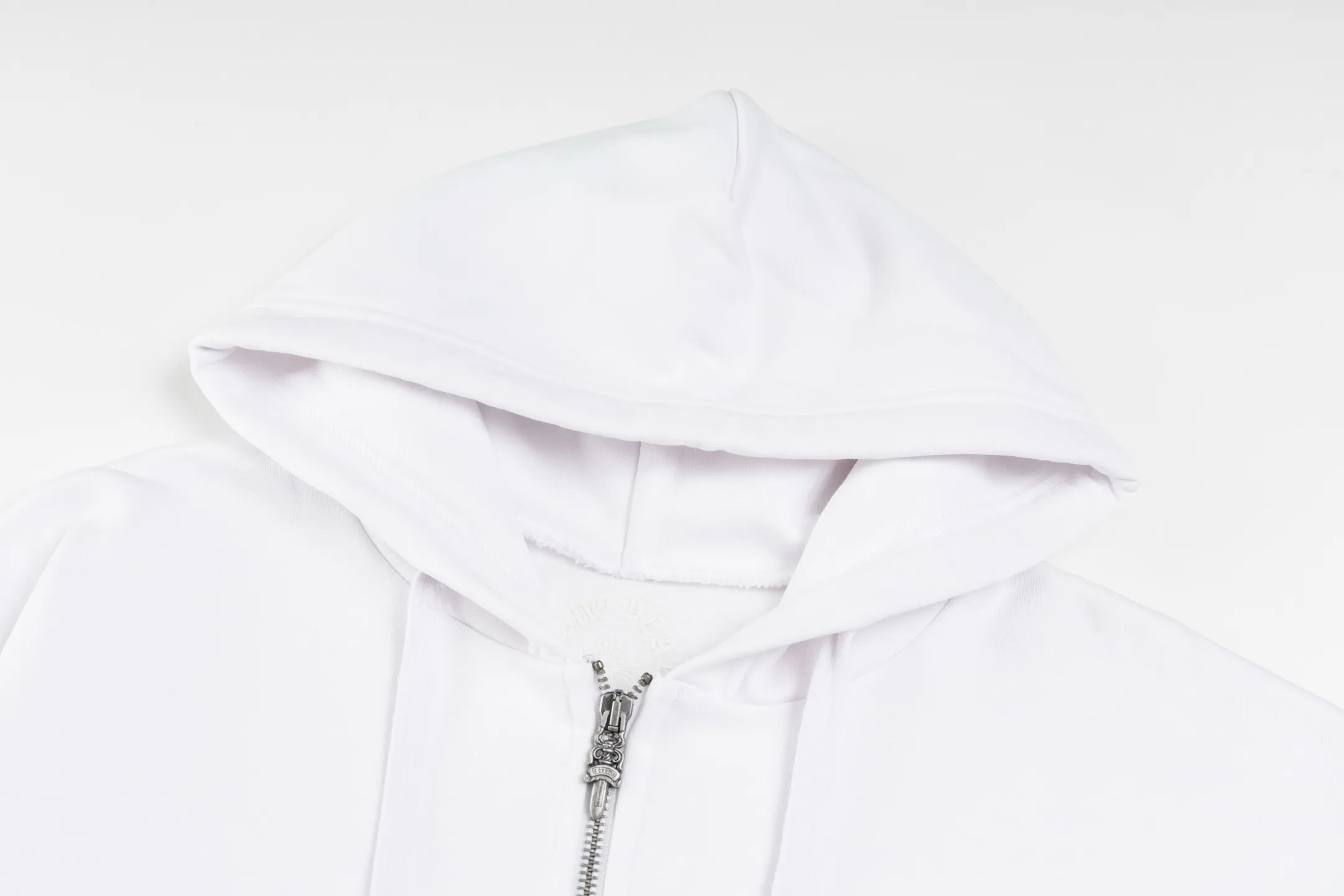 🅿️520 [Exclusive supply] CH Crow Heart Horseshoe Unicorn Arm Hooded Jacket (White) The original version was purchased and developed for 15,999. The fabric is made of 420g double-ply double yarn pure cotton terry fabric. The texture is thick and soft, comfortable and stylish to wear. The fabric has been specially treated to have good breathability and warmth, making it suitable for all seasons. The jacket adopts the imported machine white ink direct injection process, showing exquisite printing in multiple parts, including the iconic horseshoes, unicorn arms and Sanskrit patterns, and the details are processed to perfection. The whole product is produced on the assembly line of a large factory, with exquisite workmanship and fine and neat stitching. The version is designed in a loose oversize style and can be worn by both men and women, making it an ideal choice for couples. The zipper closure makes it easy to put on and take off, and the hooded style adds a casual feel. This jacket has been strictly controlled from fabric selection to production process, making it extremely valuable for both daily wear and collection. Size:S-M-L